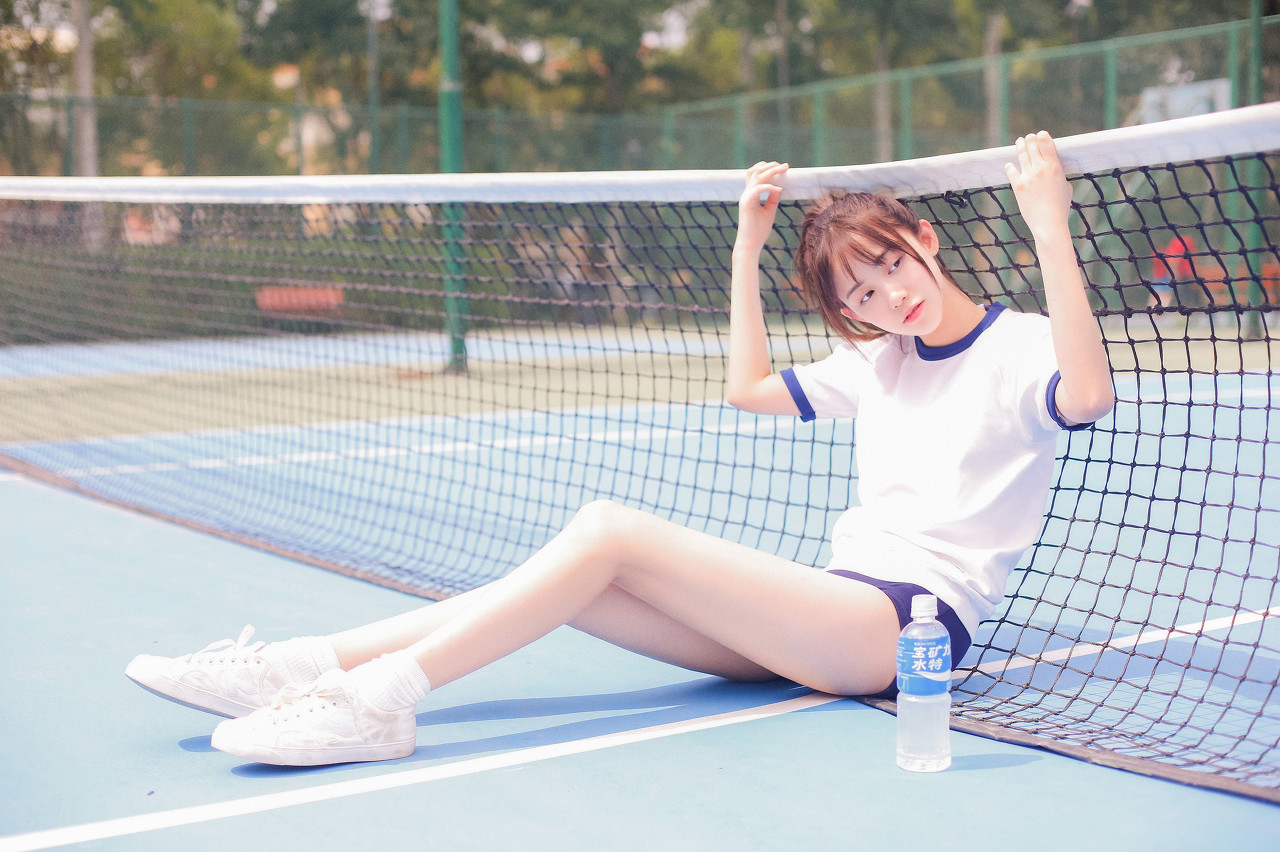 小说：她的腿受伤了，叔叔婶婶装作看不到，要她帮表妹布置婚礼