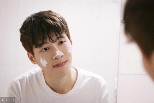 女同学上体育课突然肚子疼,体育课女生跑步被体育老师嫌弃