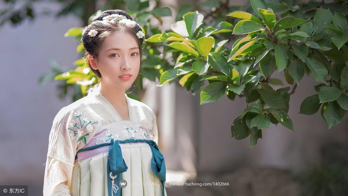 小说：系统提示她有毒素靠近，她主动走向他，说出他身内毒素