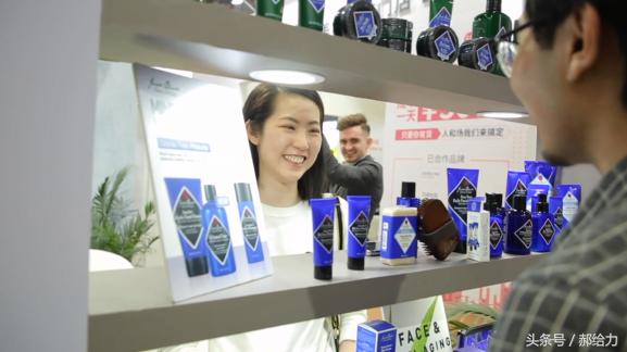 中国学生经历了外国穿搭改造之后，变化不可思议！【给力改造】