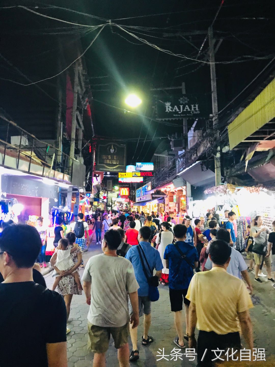 泰国游记二：被中国人扭曲的泰国“人妖”，笑贫不笑娼