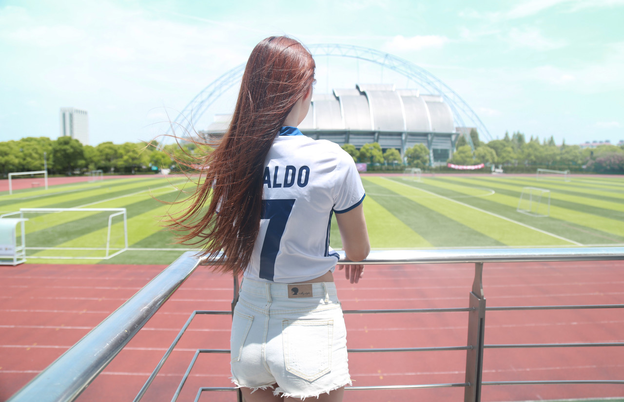 小说：足球巨星全力射门，他轻松挡住，解说惊呆：妖孽，这都能挡