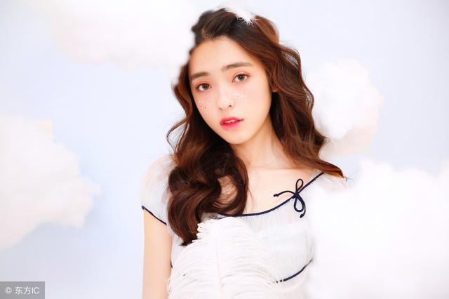 小说：当红女星在直播间买编织篮，被全国人民疯抢，赚疯了