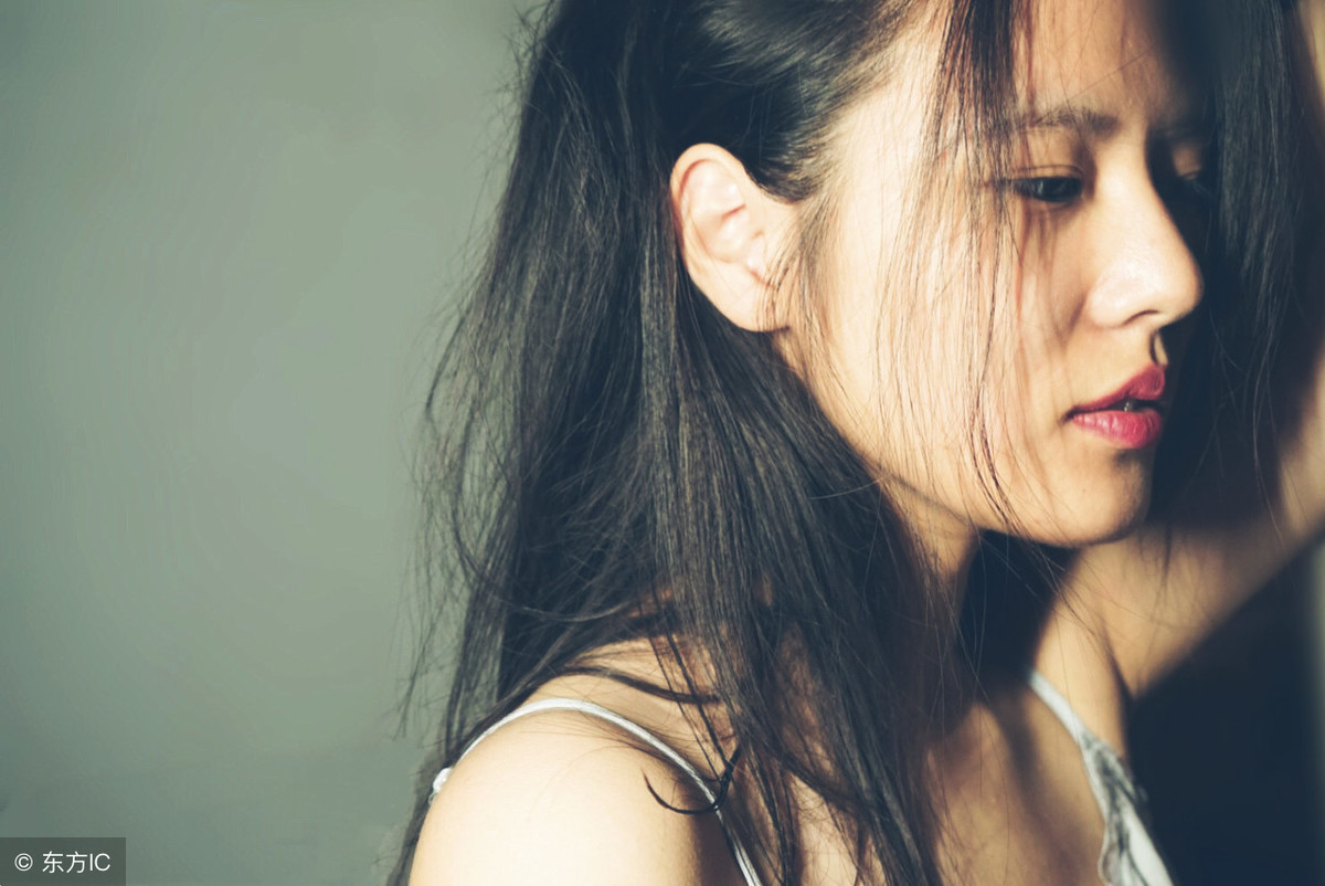 小说：村里的嫂子患了宫寒，小伙子针灸手法入神，几针就好。