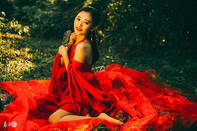 小说：她重生变3岁，大将军男主嫌她太吵，对着她的屁股一顿暴揍