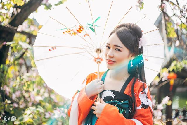 小说：她武功盖世，把王爷踩在脚底，下属看不下去了：王妃消消气