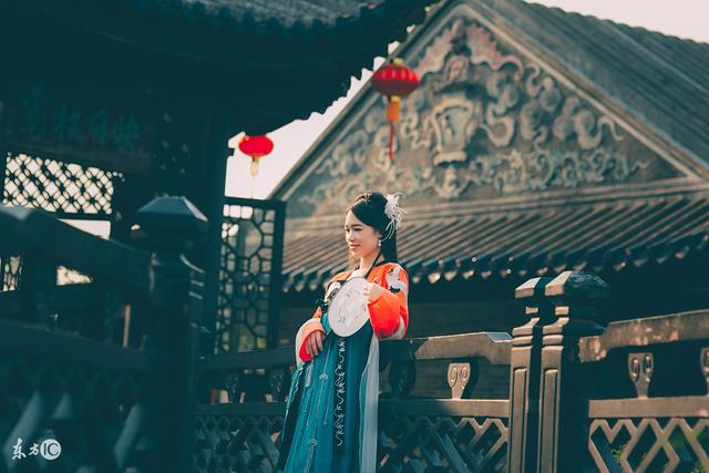 小说：她为了自保住进机关阁，深夜有刺客袭击她，还触发了陷阱