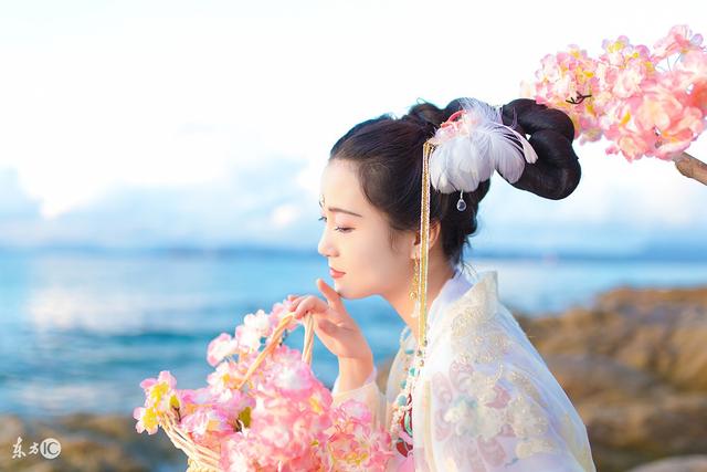 小说：看到她那番恭敬疏远的态度，王爷就起了心思故意捉弄她