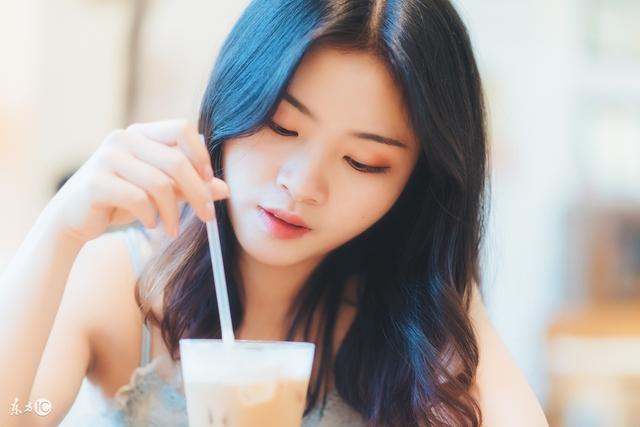 小说：足球场上，新来的小伙为救美女一拳打爆足球，惊呆左右看客