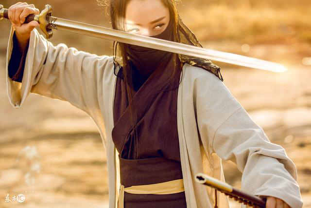 小说：小伙在剑阁挑选兵器，兵器自动认主，众人却嫉妒了：作弊