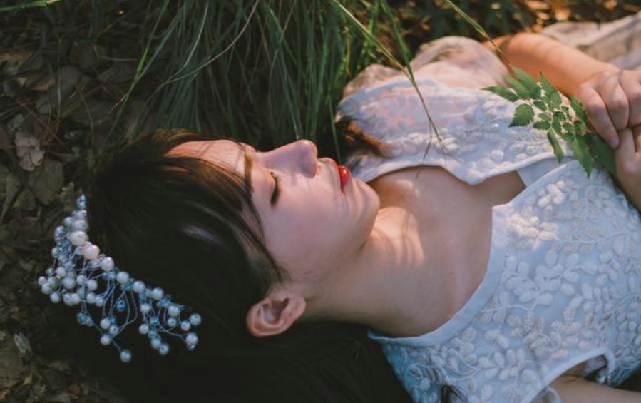 小说：她被闺蜜放了鸽子，撞倒一个男人，还不谨慎亲到他了