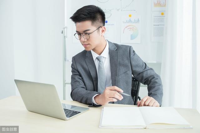 小说：半夜下雨，洗车工小伙怕感冒，无奈亮出翅膀开始飞行