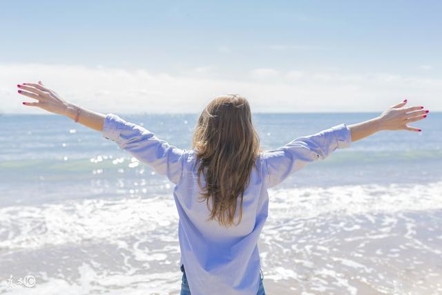 小说：踢球砸到校草的脸怎么办？在线等，挺急的