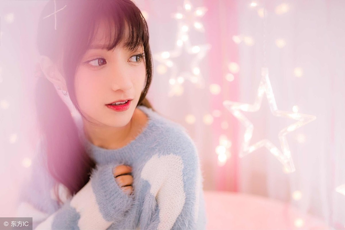 故事：她审问他时，来回就只得到他同样的话，这令她十分生气