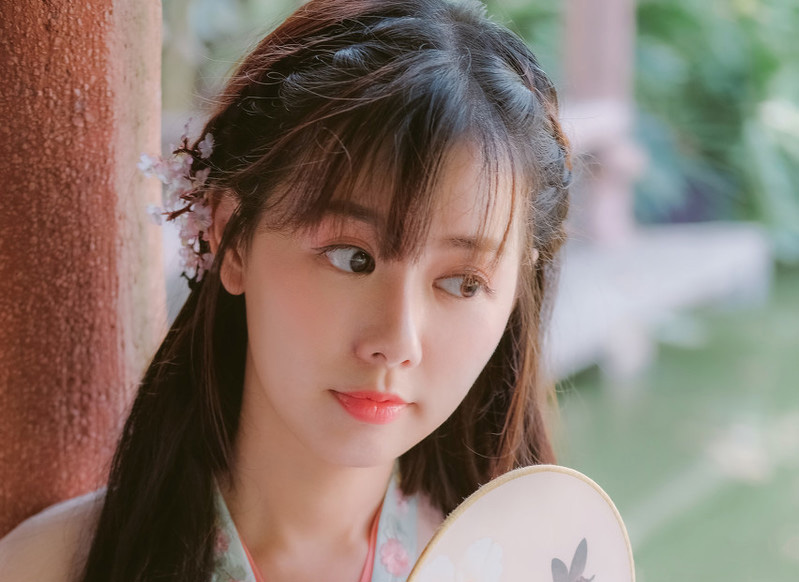 小说：不谨慎让王爷受了伤，她害怕被惩罚，连忙装喉咙被蟹壳卡住