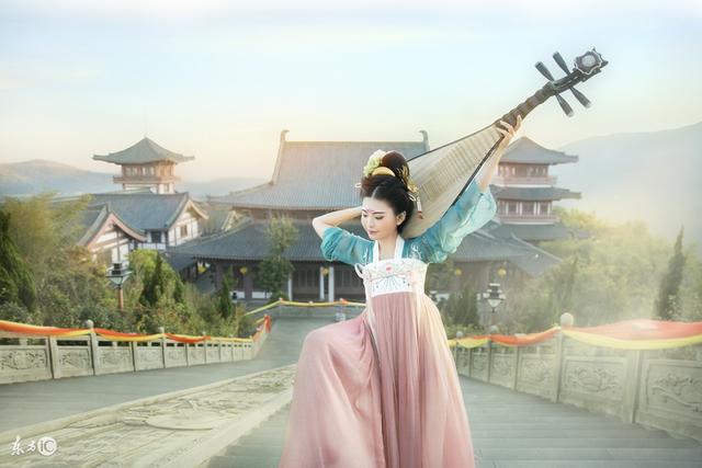 农村姑娘山上采药发现花蛇,穿越农女上山发现人参