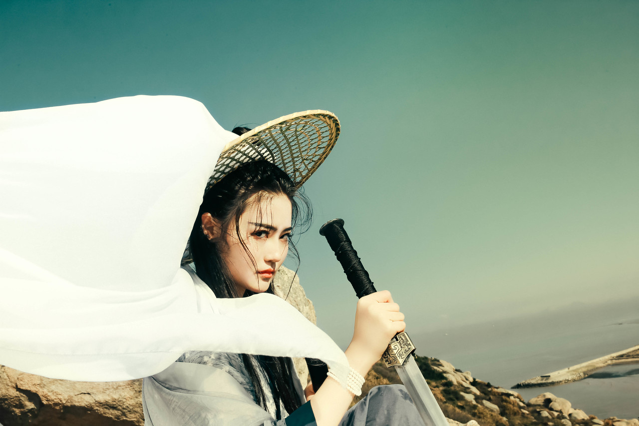 小说：少年被一群女修所救，伤好后，他找到女修镇派功法的藏身地