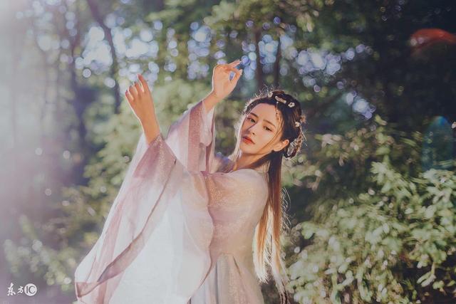 小说：豪门世家的小姐寄人篱下，忽被邀请参加一场夜宴