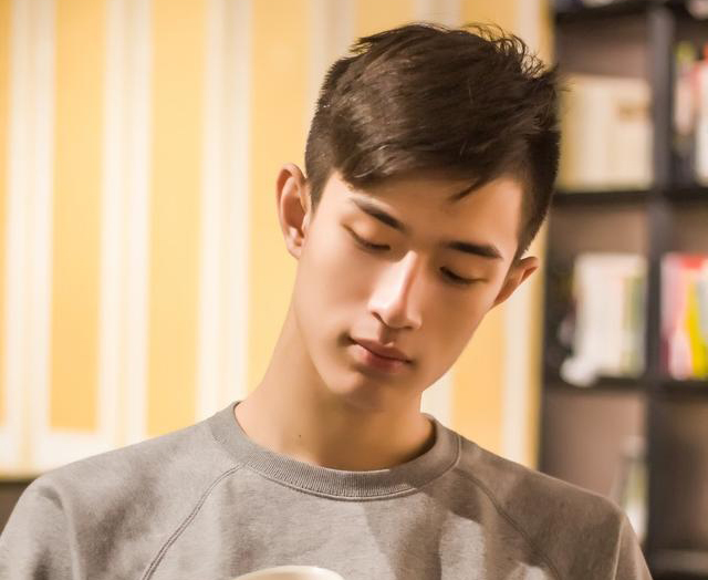 小说：她重生成男人，青梅竹马来找她被霸道总裁威胁，她生气了