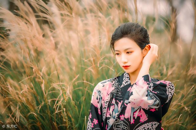 拧不开瓶盖却砸开了西瓜,拧不动瓶盖但可以开酒瓶