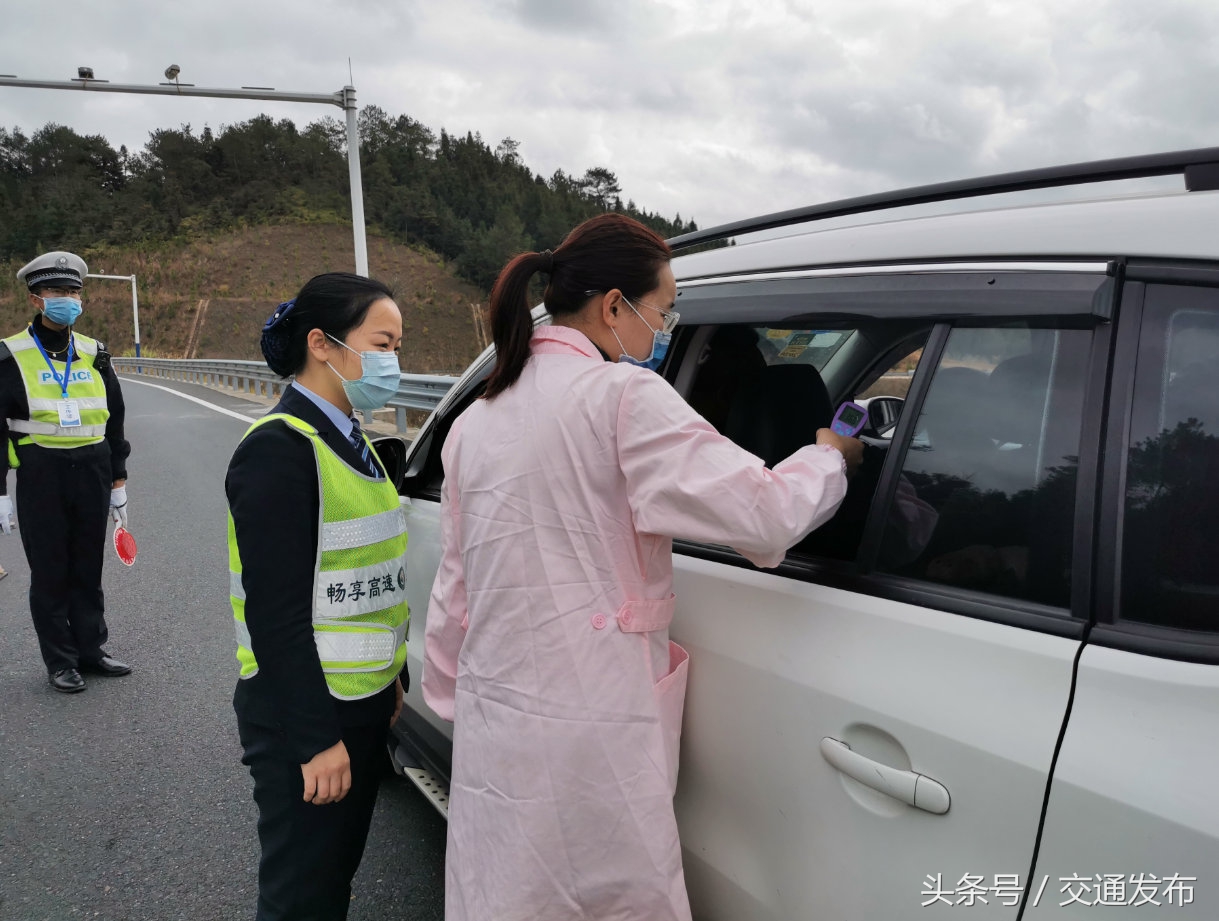 抗疫英雄共唱战歌催人泪下,抗疫英雄护航