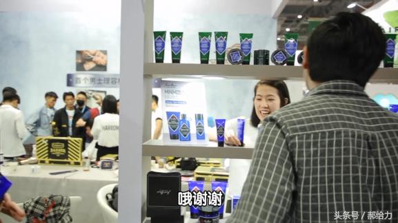 中国学生经历了外国穿搭改造之后，变化不可思议！【给力改造】