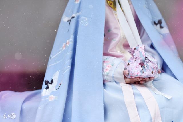 废柴三小姐女主穿越,废材三小姐小说