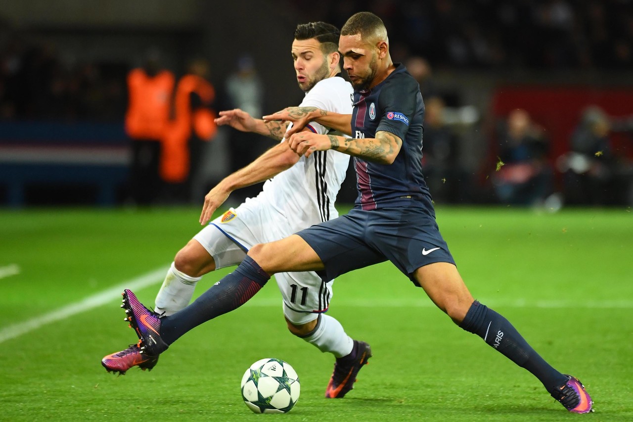 小说：签约仪式新老教练针锋相对，首次见面火星四溅互不相让