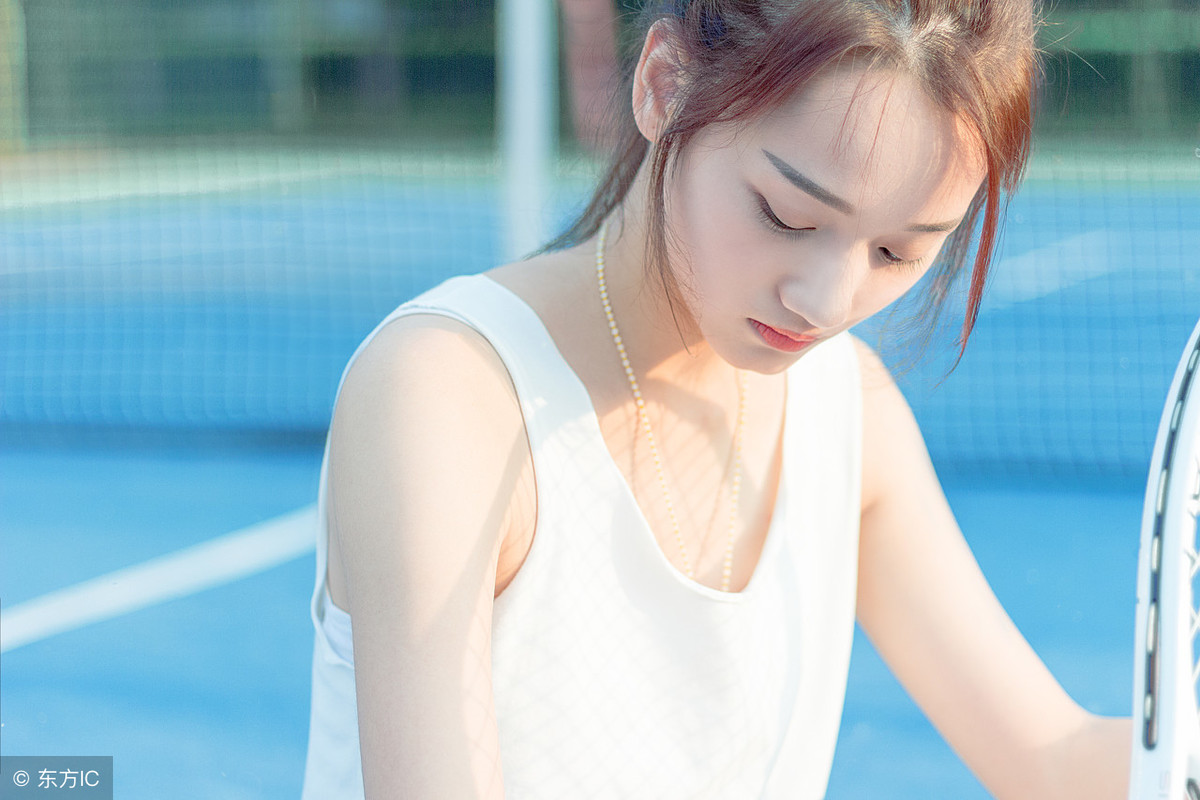 小说：你爬山捡了几块石头，说是仙界下品灵石，世人都以为你疯了