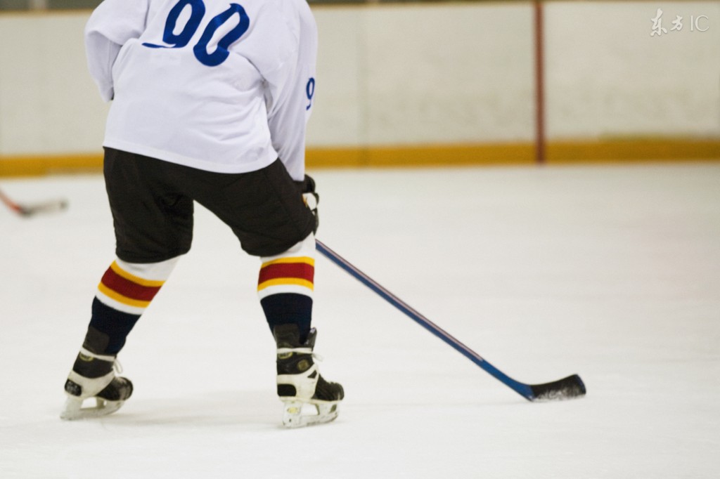 小说：篮球联赛，他面对两大超巨盯防，后仰三分绝杀，球迷沸腾了