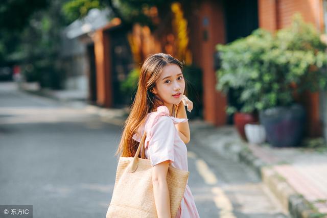 小说：惊！热面香喷喷，穿越女主向大队长打听奇怪女孩