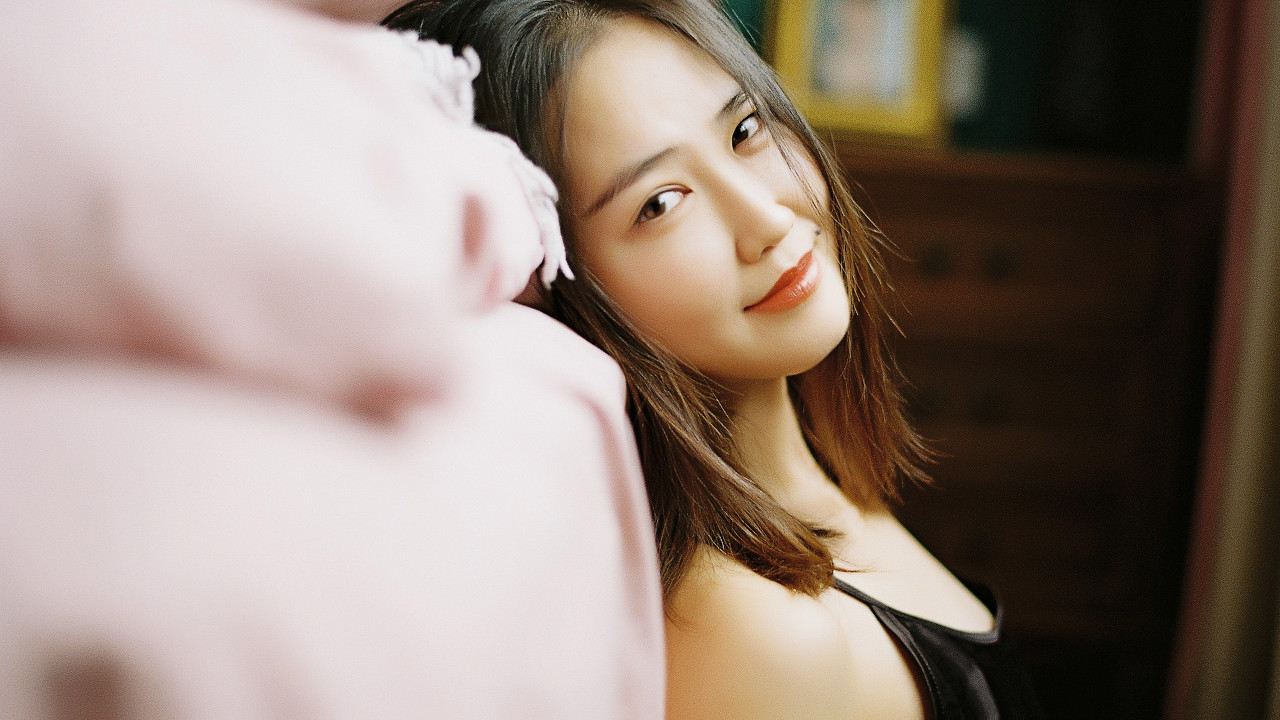 小说：当红歌手找影帝探班，对新人女艺人感兴趣，影帝：她是我的