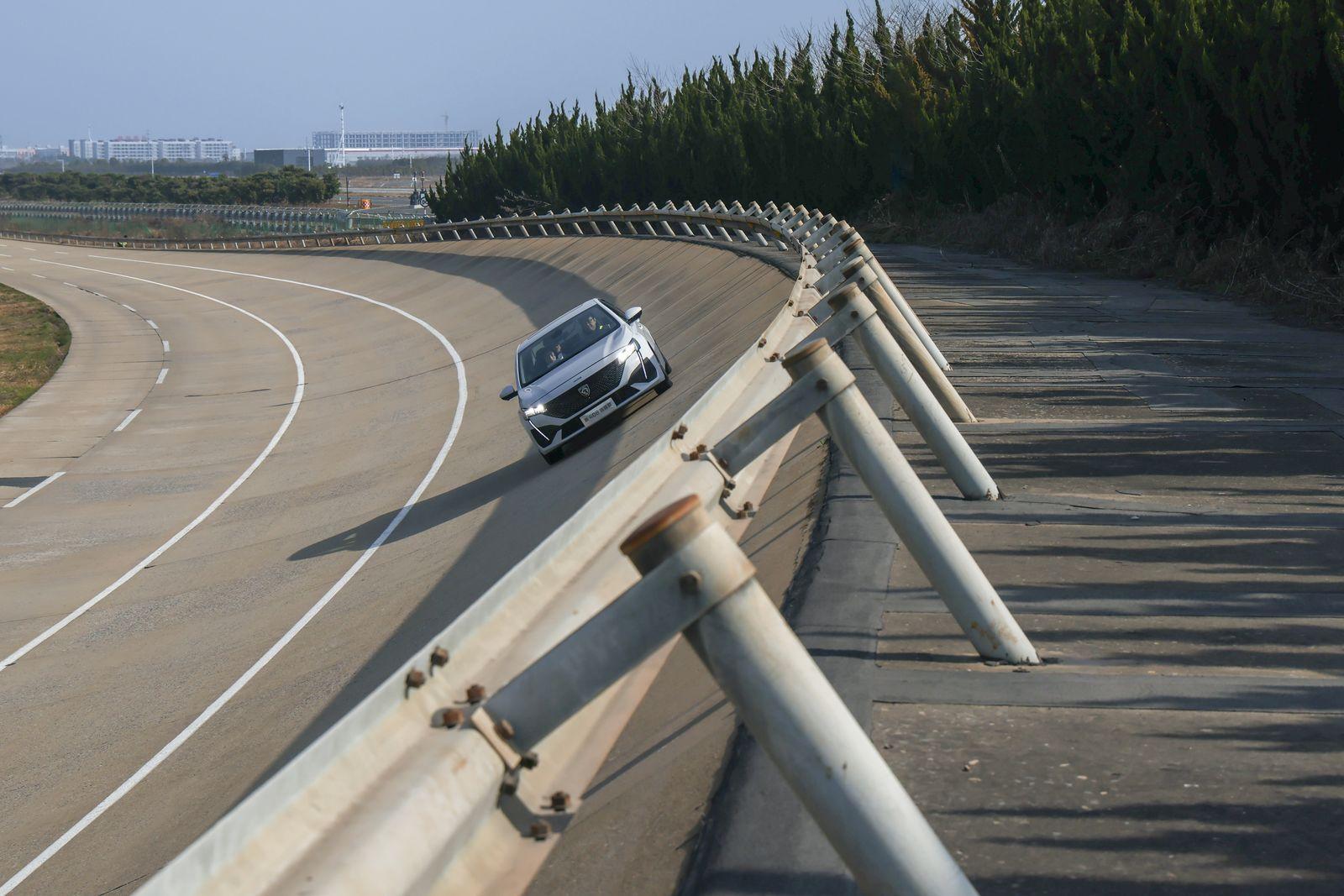 超0.1吨的BOSS驾乘新408龘龘款高环飞驰221KM/H