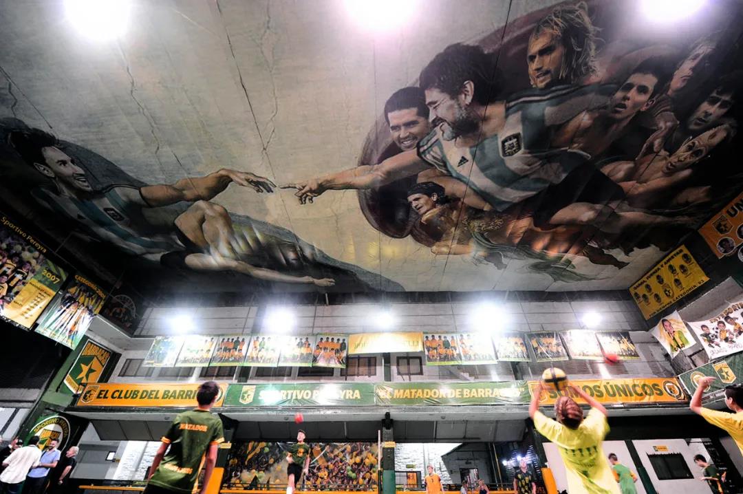 足球使他年少成名,足球史上永不磨灭的马拉多纳传奇