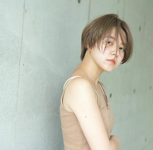 中分短发碎盖,中分碎短发怎么扎