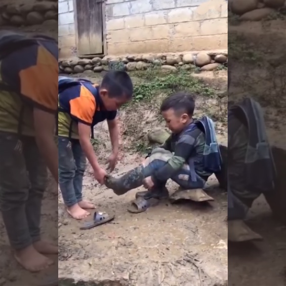 弟弟脚下滑了一下，拖鞋穿到了脚腕上，接下来哥哥的做法特别暖