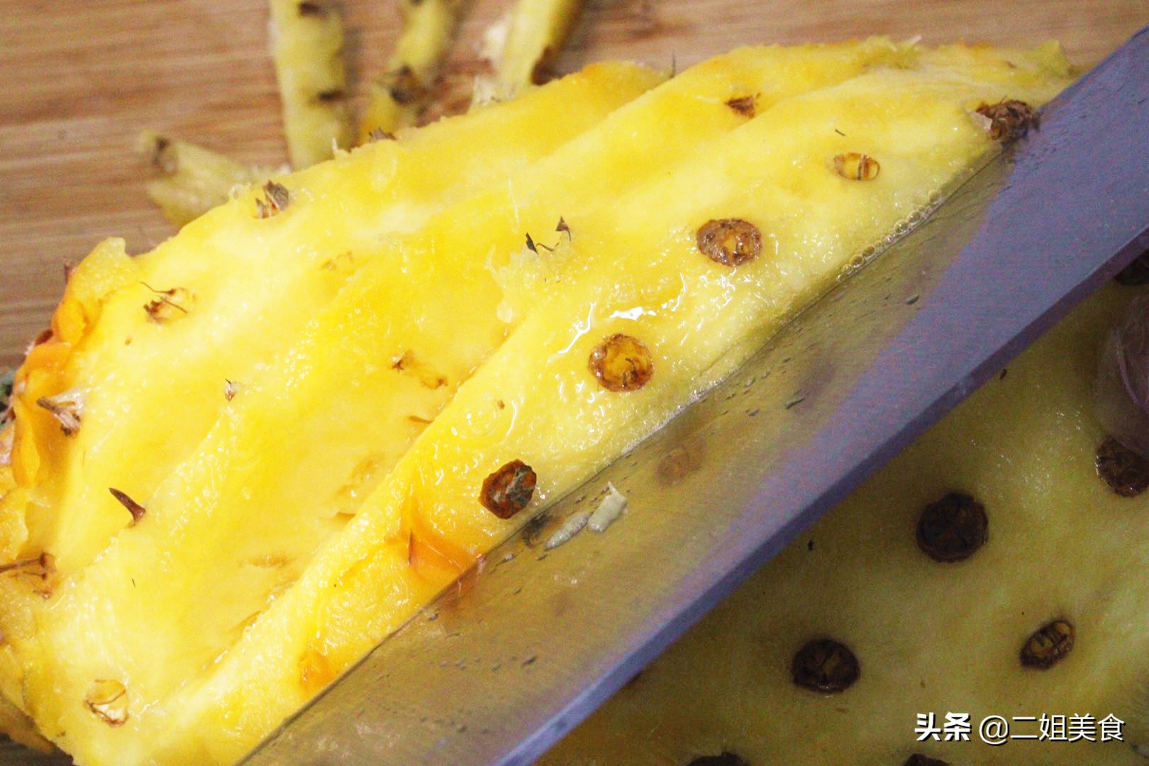 菠萝没有削皮刀的情况下怎么去皮,菠萝正确的削皮方法