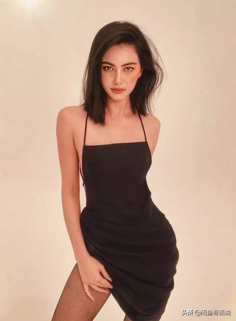 她不愧是泰国最美“芭比”，肚兜裙配网袜秀身材，展现绝佳臀腰比