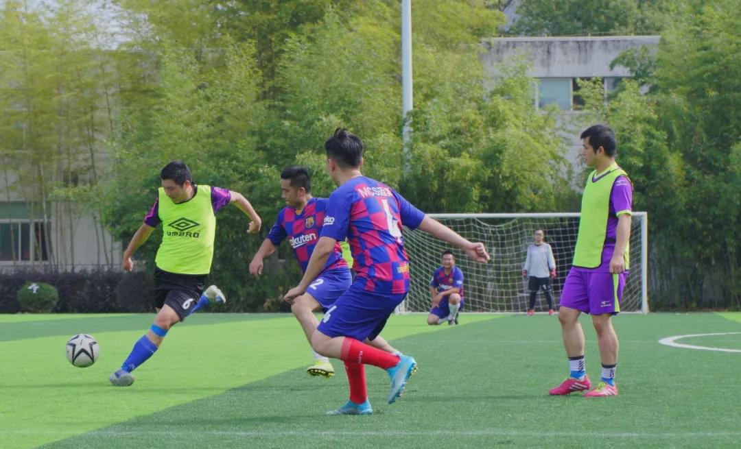 2020光谷“互联网杯”足球赛落幕，王开安会长为冠军颁奖