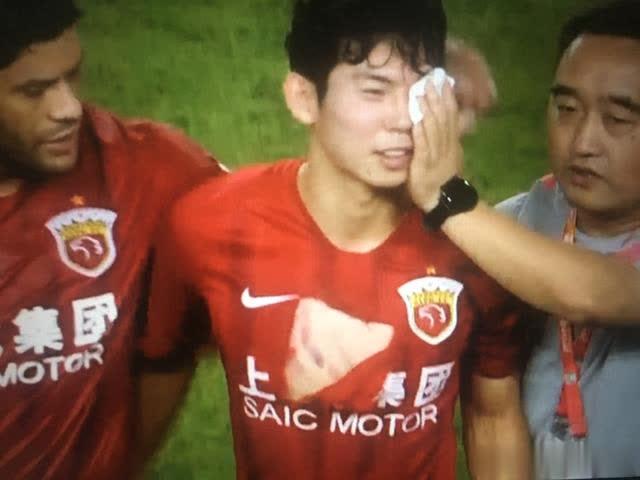 江苏苏宁易购球迷落泪,2020江苏苏宁vs上海上港球迷