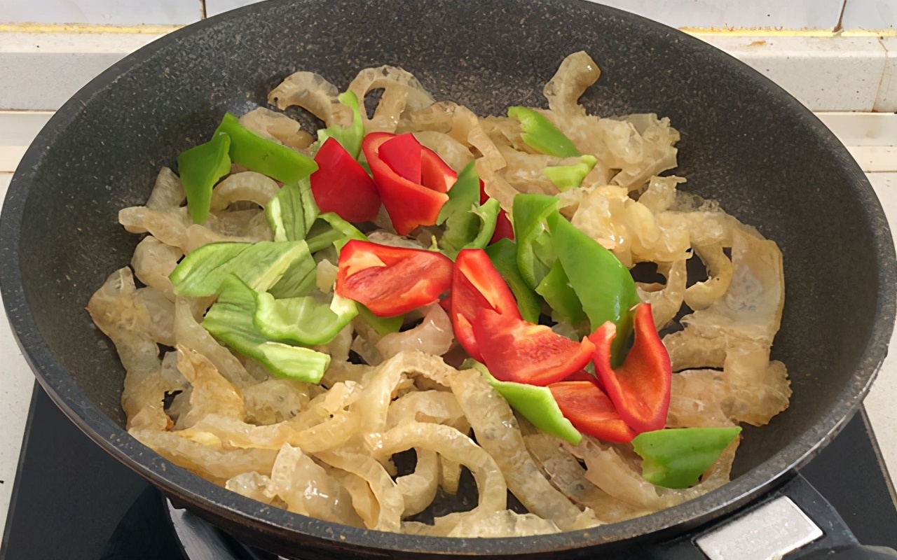 剔除瘦肉的猪皮怎么吃,剔下来的猪皮怎么烧不卷