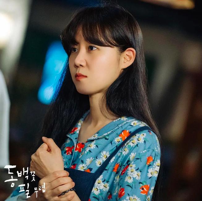 孔孝真《山茶花开时》穿搭盘点，背带裤叠穿好时髦