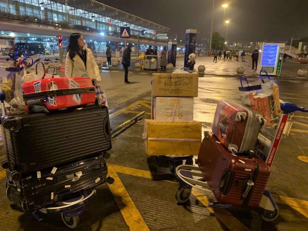 四川导游组成爱心联盟全球扫货，“人肉”带回上万抗疫物资捐赠