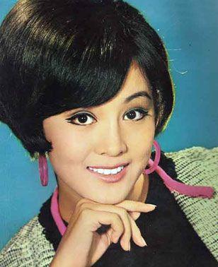 她是邓丽君的闺蜜，26岁嫁豪门，斗小三43年，丈夫去世继承了70亿