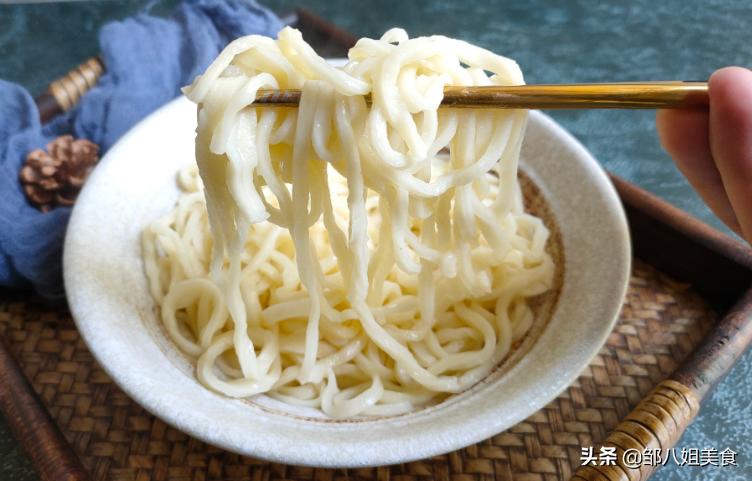 手擀面怎么筋道不粘连,做手擀面里面需要加鸡蛋吗