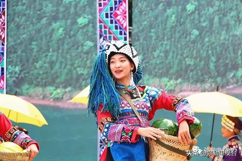 弥勒夜间直播,弥勒户外直播现场