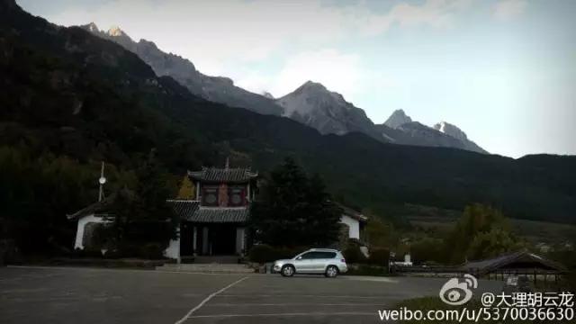 玉龙雪山附近原始村落,玉龙雪山下的村叫什么