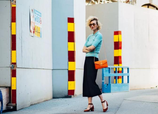 以前很嫌弃的校服现在怎么样了,为啥现在那么流行polo衫的视频