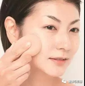 额头肤色暗沉怎么改善,改善暗沉提亮肤色护肤