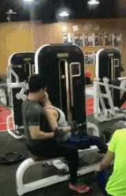 去按脚碰到前女友，怎么化解尴尬